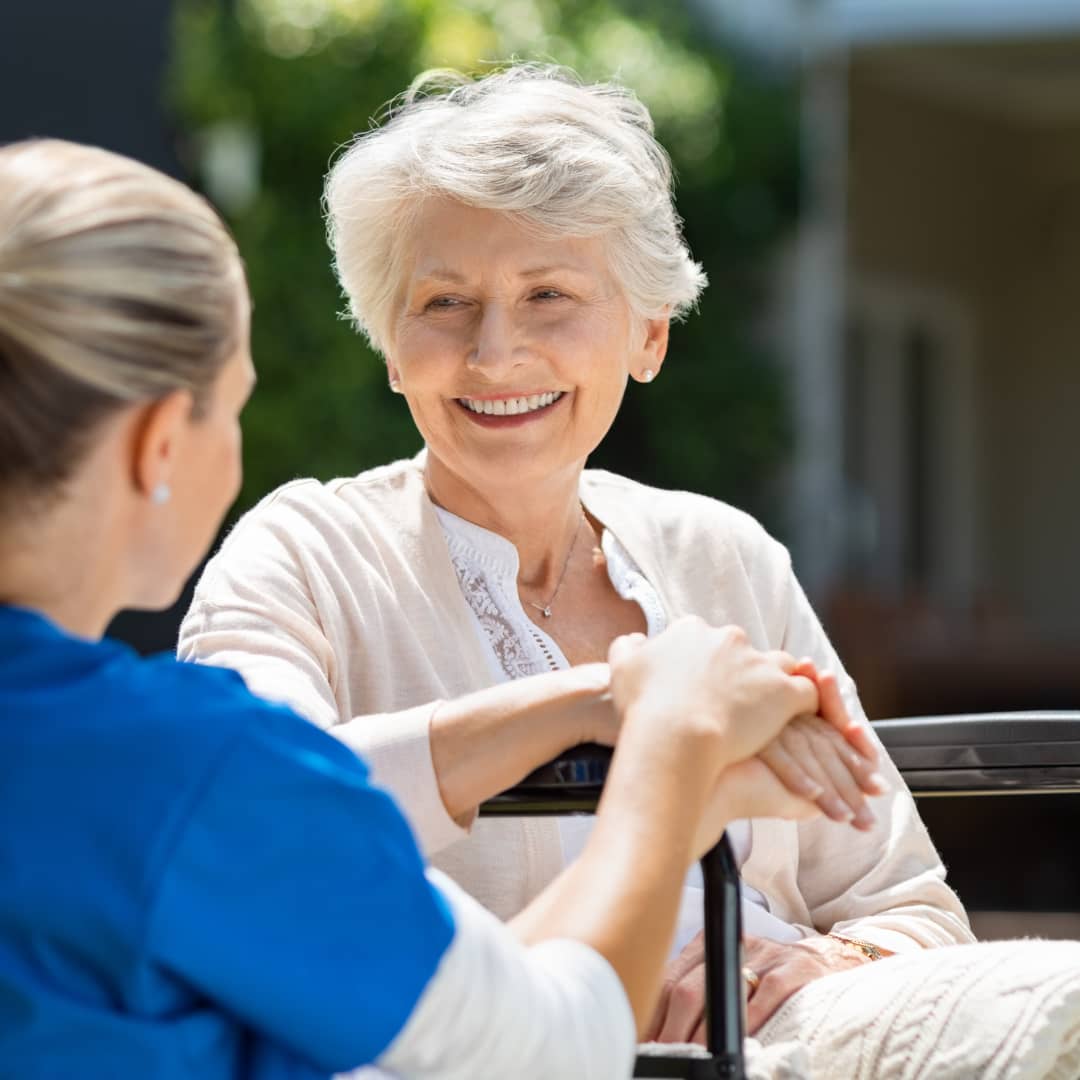 Patientin mit Pflegerin im Gespräch